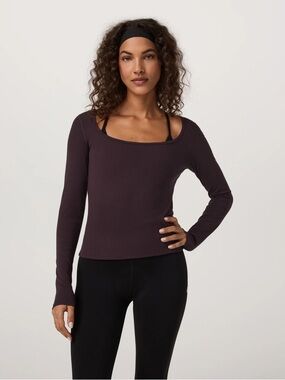 Vuori Long Sleeve Cove Ultra Scoop in Raisin (small)